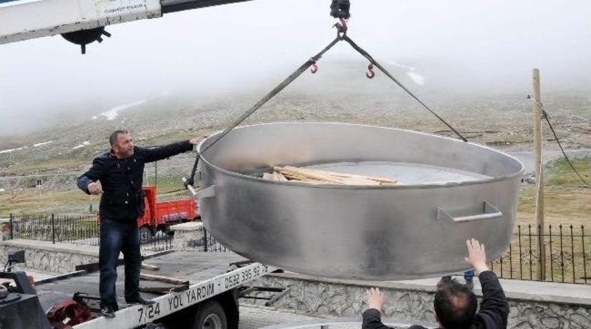 Guinnes&rsquo;e Aday Dev Kavurma Kazanı Rize&rsquo;ye Getirildi