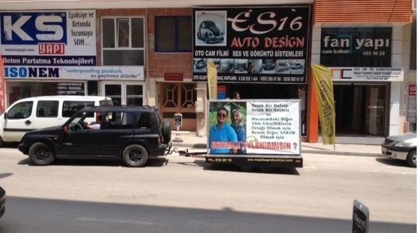 Mobil İlanlı Evlenme Teklifi