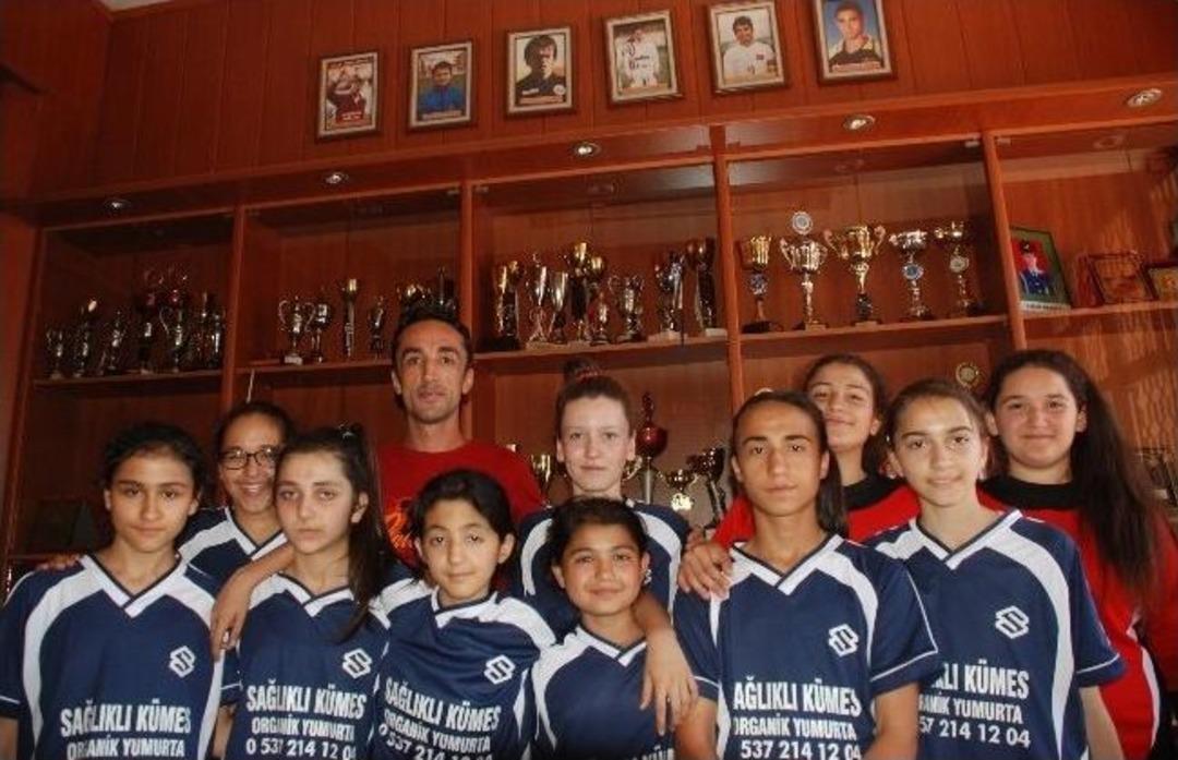 Salonu Olmayan Okulun &Ouml;ğrencileri Futsal T&uuml;rkiye Şampiyonu Oldu