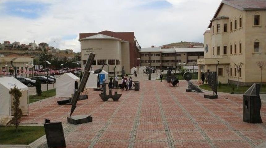 &Uuml;niversitenin Bahar Şenlikleri Sanatla Ta&ccedil;landı