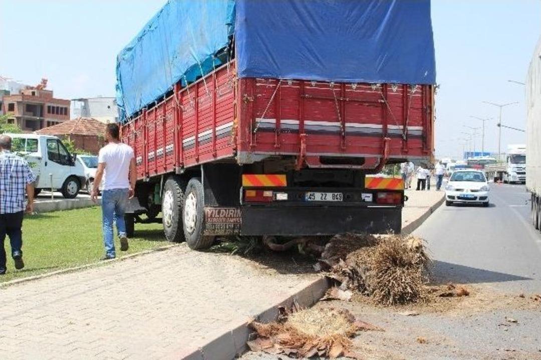 Kırmızı Işık İhlali Yapan Kamyon Bir Aracı Bi&ccedil;ti