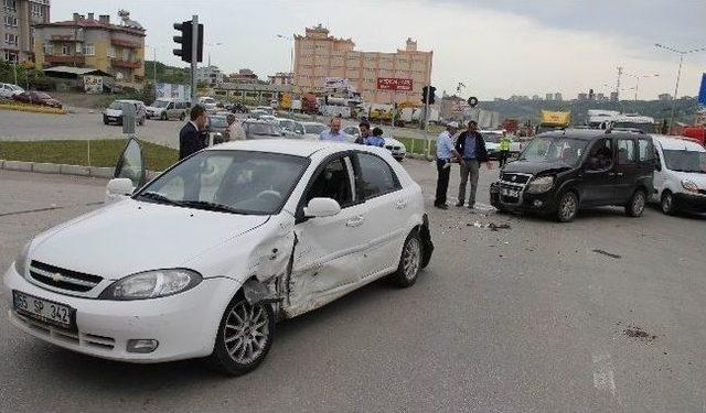 Hastane Dönüşü Kaza: 3 Yaralı