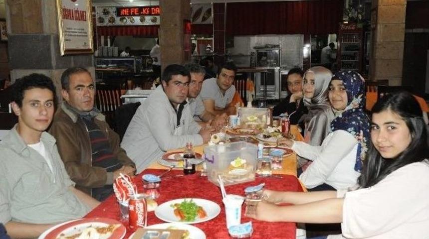 Başarılı &Ouml;ğrencilere Destek