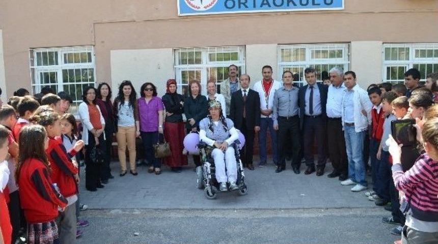 Minik &Ouml;ğrencilerden Engelli Kadına Destek