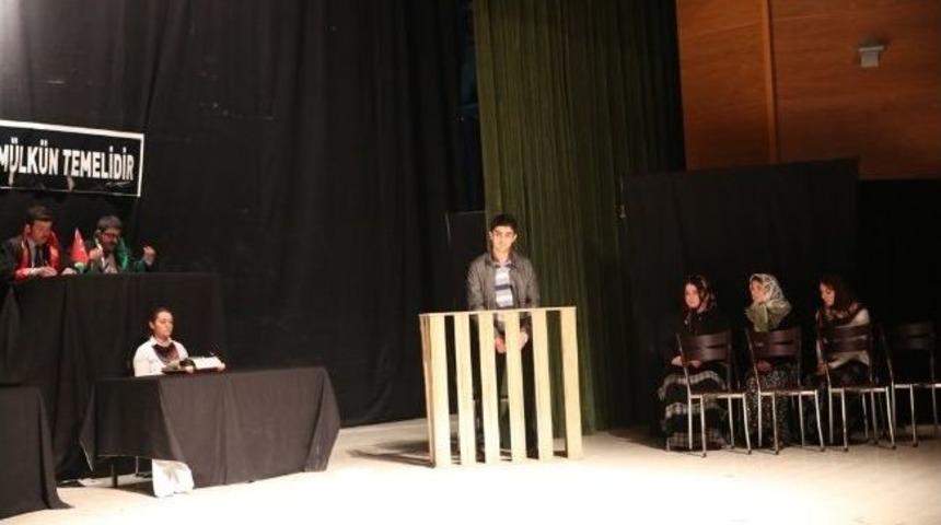 Bayburt &Uuml;niversitesi &Ouml;ğrencileri Tarafından &ldquo;reis Bey&rdquo; Tiyatro Oyunu Sergilendi