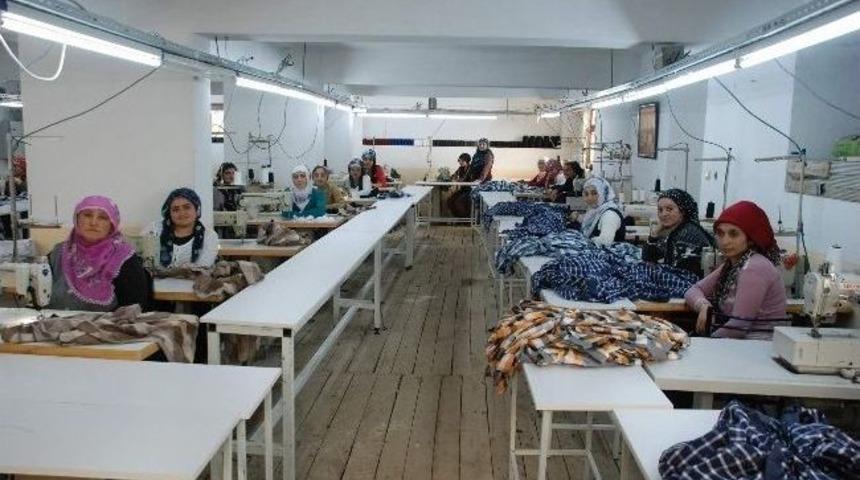 Tarlada Değil, Tekstilde &Ccedil;alışmaktan Mutlular