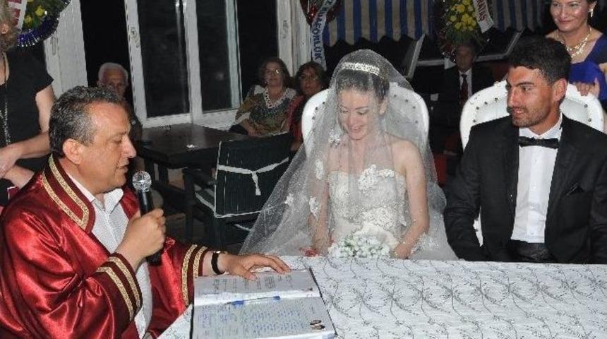 Dikili'nin Başkanı İlk Nikahını Kıydı