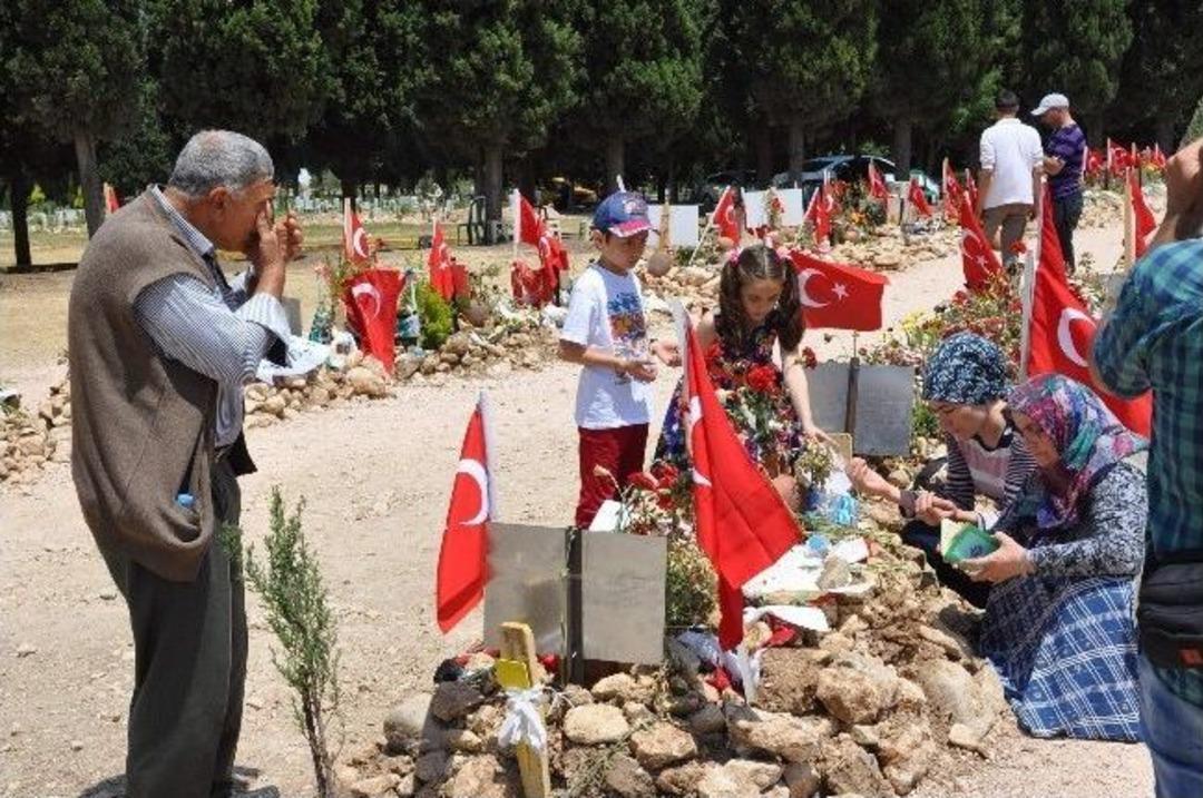 Madenci Babasının Mezarına S&uuml;t Dişini Bıraktı