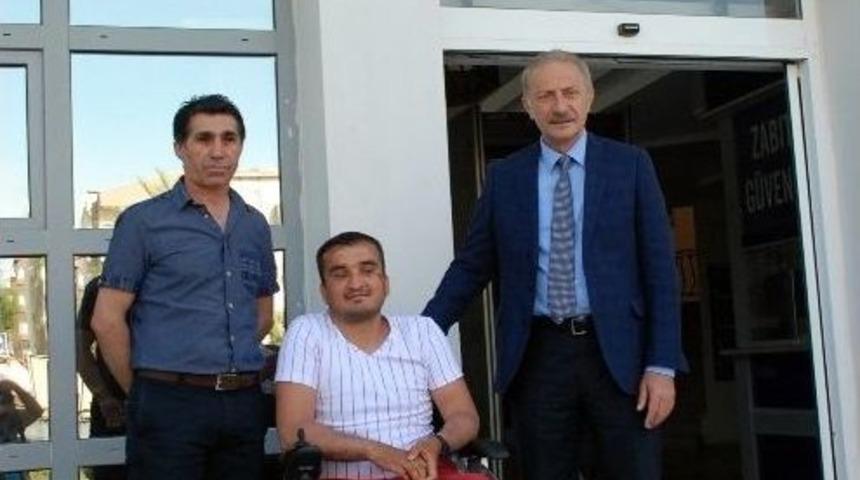 Başkan Atabay'a Gelen &Ccedil;i&ccedil;ekler Engelli Erdal&rsquo;ı Sevindirdi