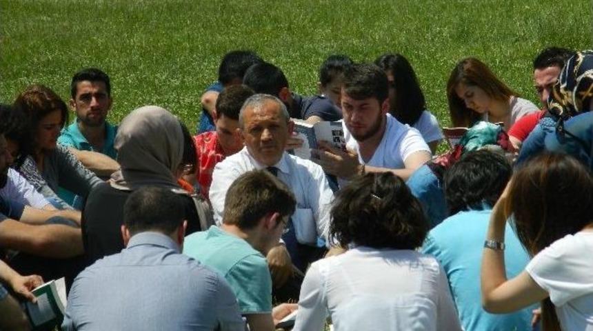 Kırklareli &Uuml;niversitesi &Ouml;ğrencileri Kitap Okudu