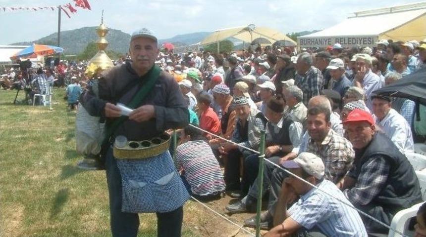 Sırtındaki Güğümle Limonata Satıyor