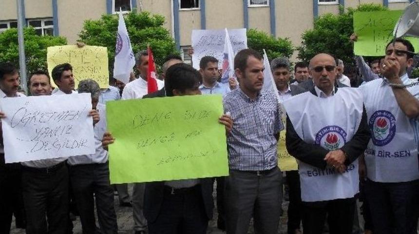 Elazığ'da Öğretmene Darp Protesto Edildi