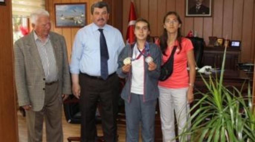 Şampiyon Buse, İl Spor Müdürünü Ziyaret Etti