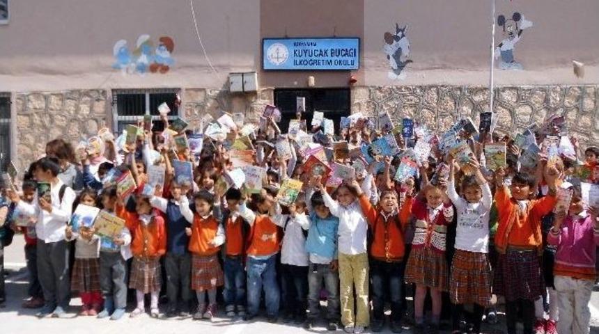 Jandarma &Ouml;ğrencilere Kitap Dağıttı