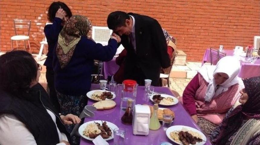 Huzurevi Sakinleri Belediye Başkanını Bağrına Bastı