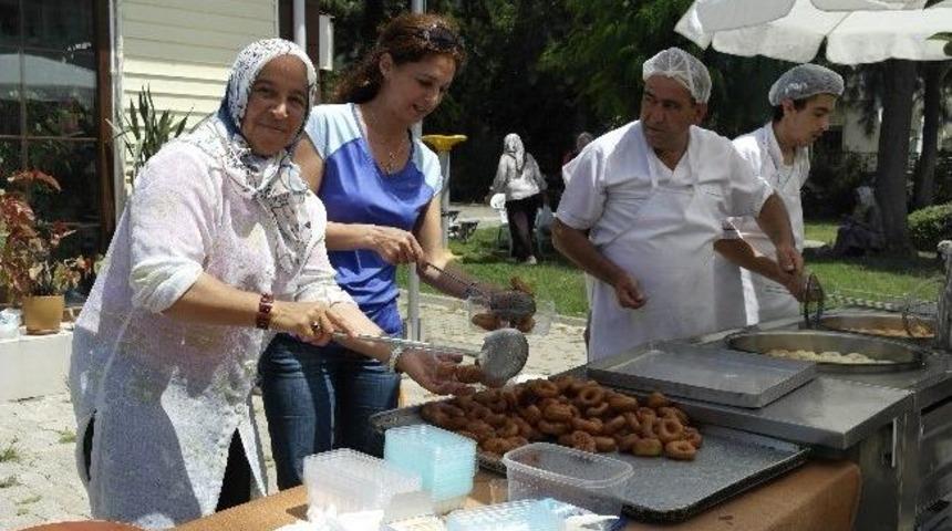 Bayan Muhtar Se&ccedil;menine Lokmalı Dağıtarak Teşekk&uuml;r Etti