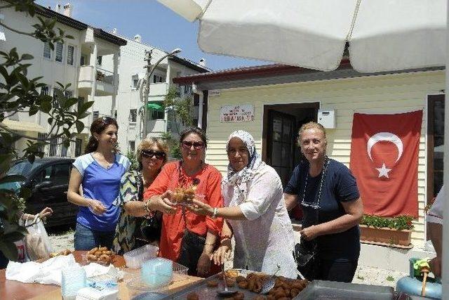 Bayan Muhtar Seçmenine Lokmalı Dağıtarak Teşekkür Etti