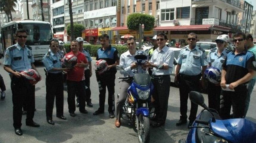 Manavgat'ta Motosiklet S&uuml;r&uuml;c&uuml;lerine Kask Hediye Edildi