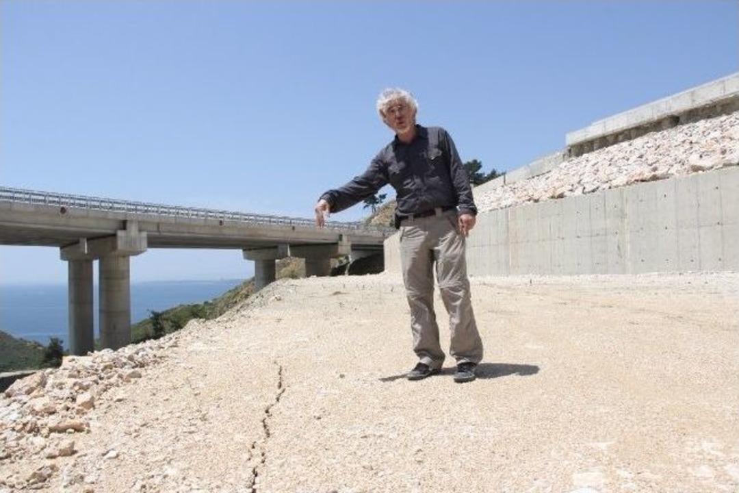 &Ccedil;anakkale İzmir Kara Yolu Yamacında Korkutan Heyelan
