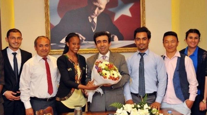 Vali G&uuml;zeloğlu Yabancı &Ouml;ğrencilerle Buluştu