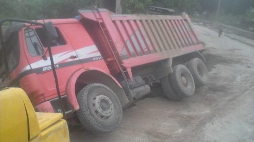 Hafriyat Kamyonu Kanala D&uuml;şt&uuml;