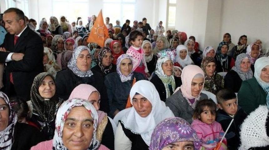 Bakan İslam Mahmudiye İl&ccedil;esinde Kadınlarla Bir Araya Geldi