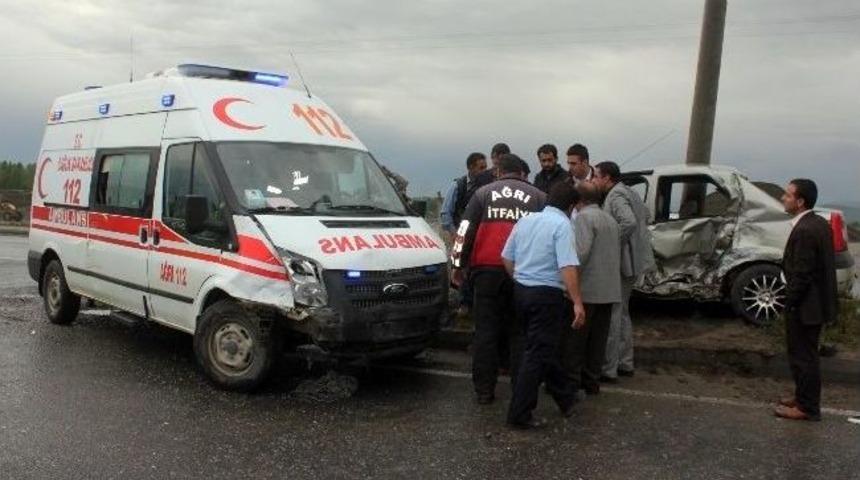 Ağrı&rsquo;da Ambulans Otomobille &Ccedil;arpıştı: 3 Yaralı