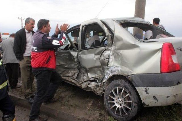 Ağrı’da Ambulans Otomobille Çarpıştı: 3 Yaralı