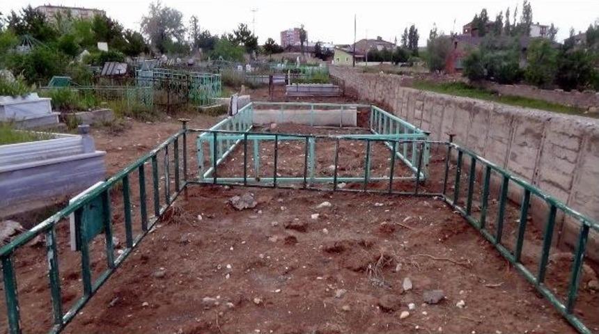 Sivas&rsquo;ta Pkk Mezarlığını Aile Mezarlığı Olarak Sattılar