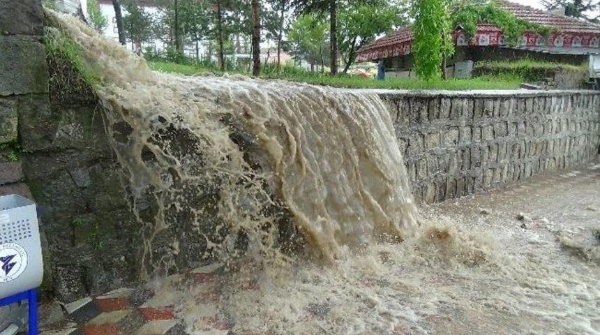 Yozgat'ta Şiddetli Yağmur Yolları G&ouml;le &Ccedil;evirdi
