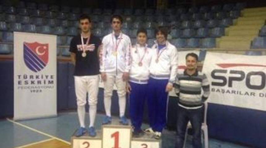 Adıyaman&rsquo;lı Eskrimciler &Ouml;d&uuml;llerle D&ouml;nd&uuml;