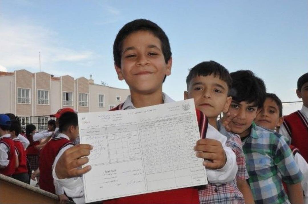 Suriyeli &Ouml;ğrenciler Karnelerine Kavuştu