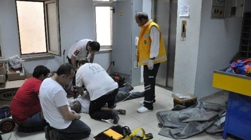 Asans&ouml;r Bakım Teknisyeni Asans&ouml;r Kabininde Kalbine Yenik D&uuml;şt&uuml;