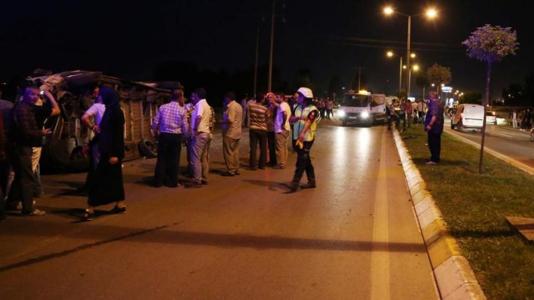 Sakarya'da Otomobil, Yolcu Minib&uuml;s&uuml;ne &Ccedil;arptı: 17 Yaralı