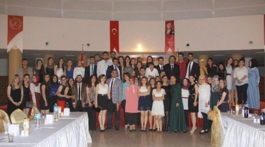 Mezun Olan Üniversite Öğrencileri İçin Mezuniyet Gecesi Ve Şiir Dinletisi Düzenlendi