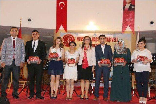 Mezun Olan Üniversite Öğrencileri İçin Mezuniyet Gecesi Ve Şiir Dinletisi Düzenlendi