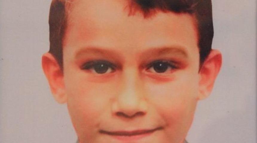 9 Yaşında Kaybolan Oğlunun 14 Yaşındaki Resmi İle Avunuyor