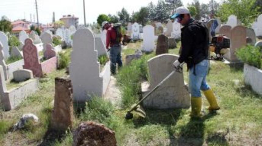 Şarkışla'da Mezarlıklarda Temizlik &Ccedil;alışması