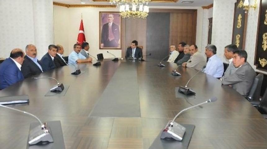 Vali K&uuml;&ccedil;&uuml;k, Ceylanpınarlı Muhtarlarla Bir Araya Geldi