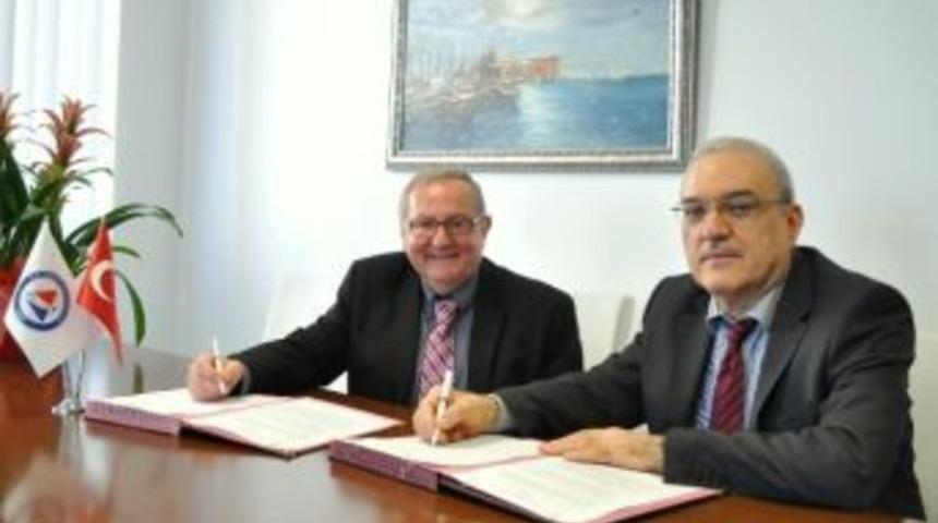 İzmir Üniversitesi Öğrencilerine King’s College’da Eğitim Olanağı