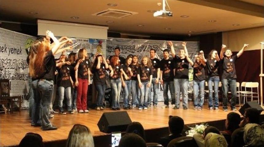 &ldquo;ah Şu Gen&ccedil;ler&rdquo; Sahne Aldı