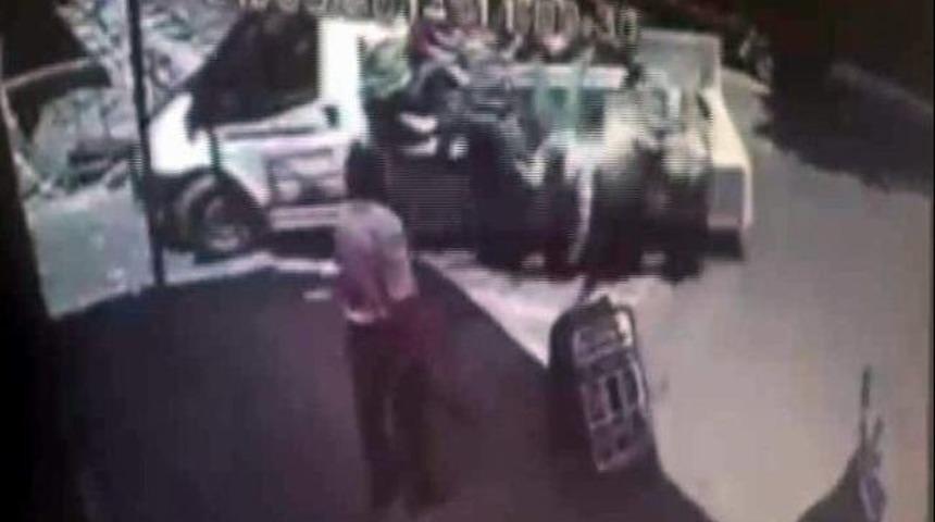 Cenaze Taşınan Kamyonetten D&uuml;şen 3 Kişi Yaralandı