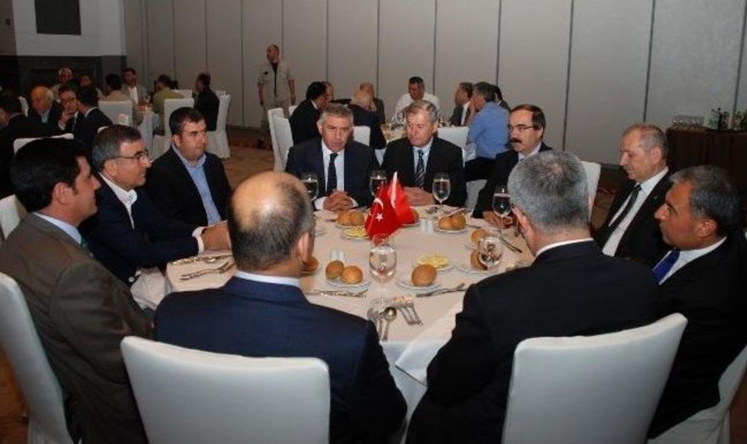 Sanayici Ve İş Adamlarından Vali Coş&rsquo;a Veda Yemeği