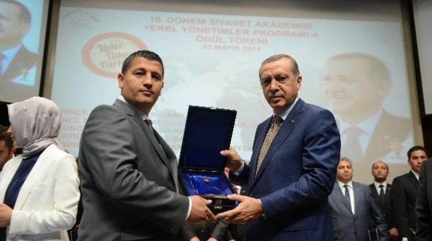 Demir Ve Tonka Başbakanın Elinden &Ouml;d&uuml;l&uuml;n&uuml; Aldı