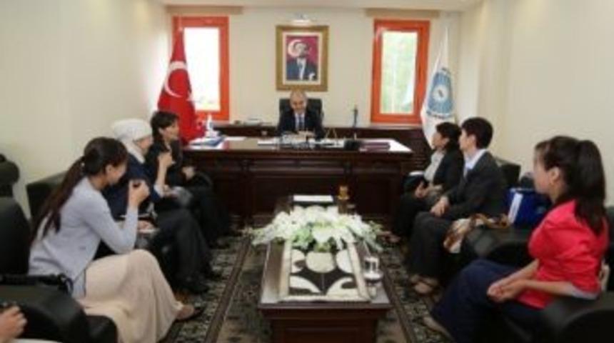 Rekt&ouml;r G&ouml;r&uuml;r&rsquo;e Kazak &Ouml;ğrencilerden Ziyaret