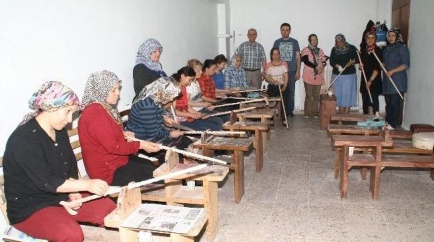 Devrekli Hanımlar Kızılcık Ağacını Bastona D&ouml;n&uuml;şt&uuml;r&uuml;yor