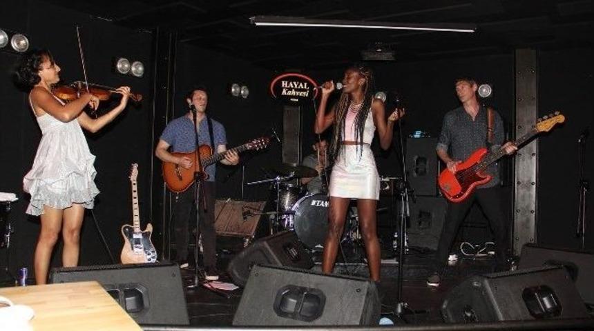 D&uuml;nyaca &Uuml;nl&uuml; M&uuml;zik Grubuna Seyirci Şoku