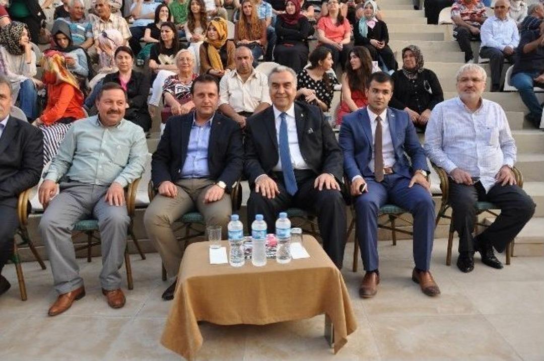 Merhum Adnan Menderes, Menderes'te Anıldı