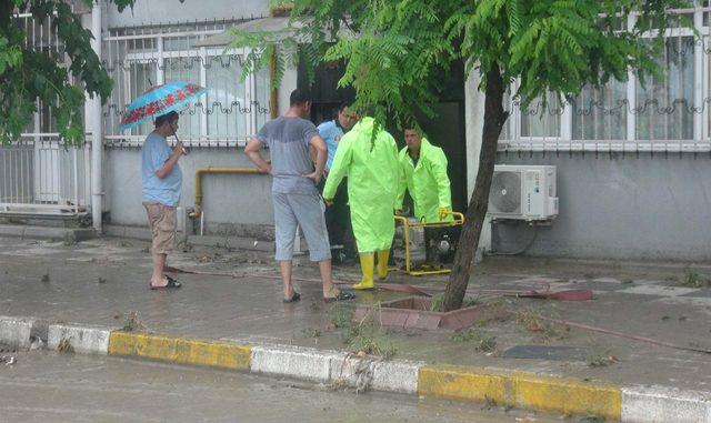 Bandırma'da sağanak su baskınlarına neden oldu