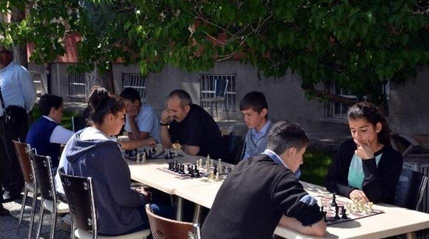 B&uuml;nyanda Satran&ccedil; Turnuvası D&uuml;zenledi